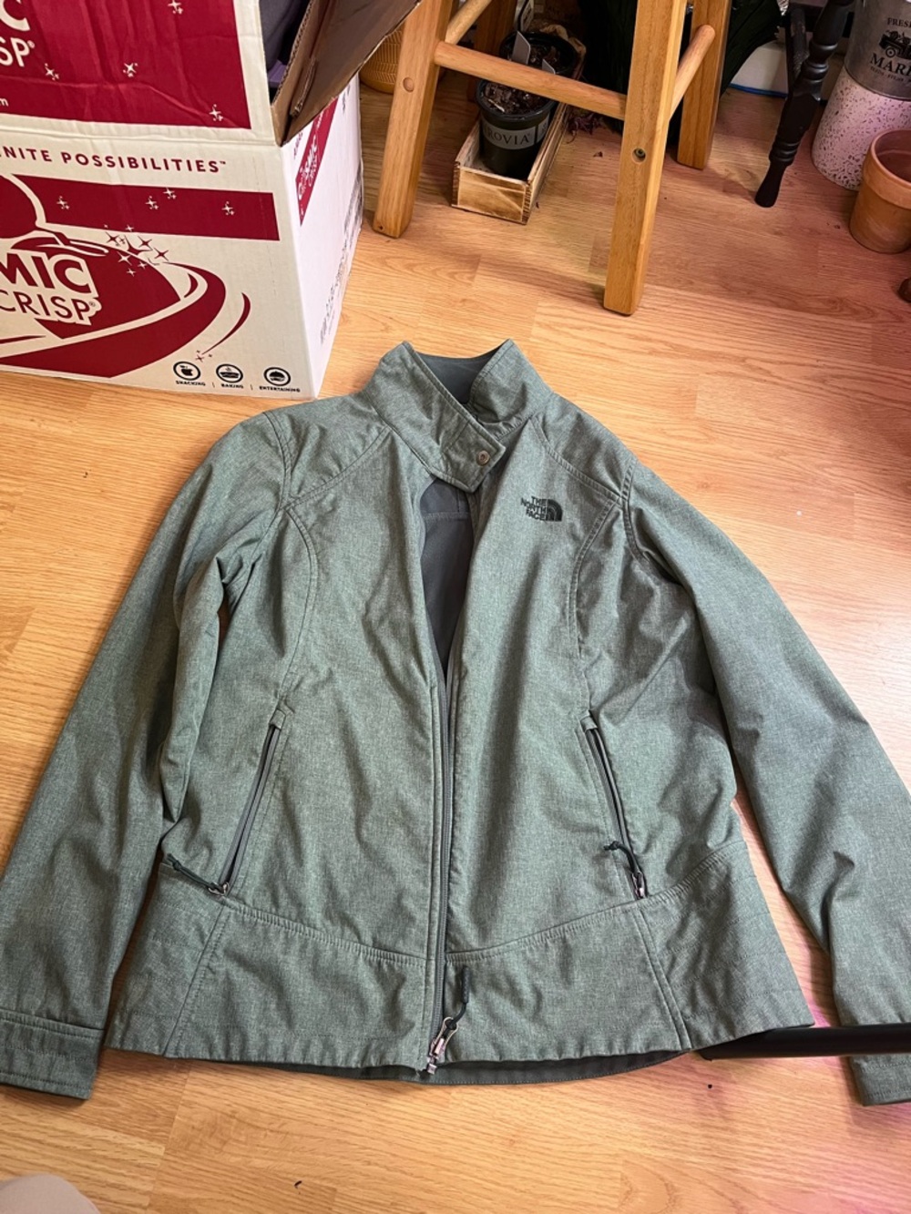 The North Face Women's Lightweight Jacket in Heather teal